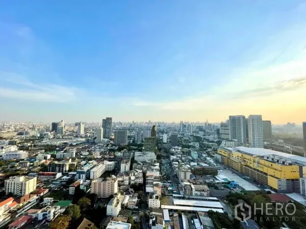公寓 出租在Chatuchak, Bangkok - 高楼层俯瞰洽图洽城市景观，远处可见Central Ladprao购物中心。