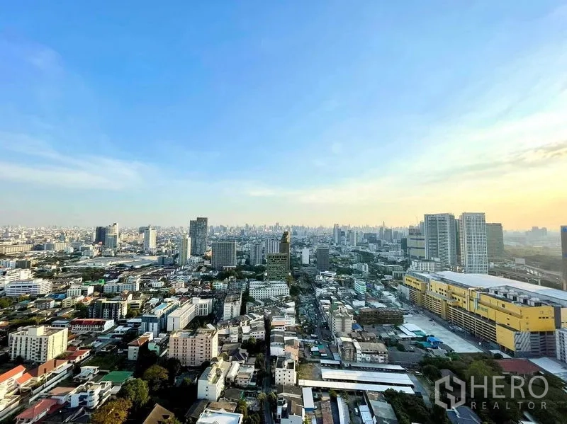 公寓 出租在Chatuchak, Bangkok - 高楼层俯瞰洽图洽城市景观，远处可见Central Ladprao购物中心。
