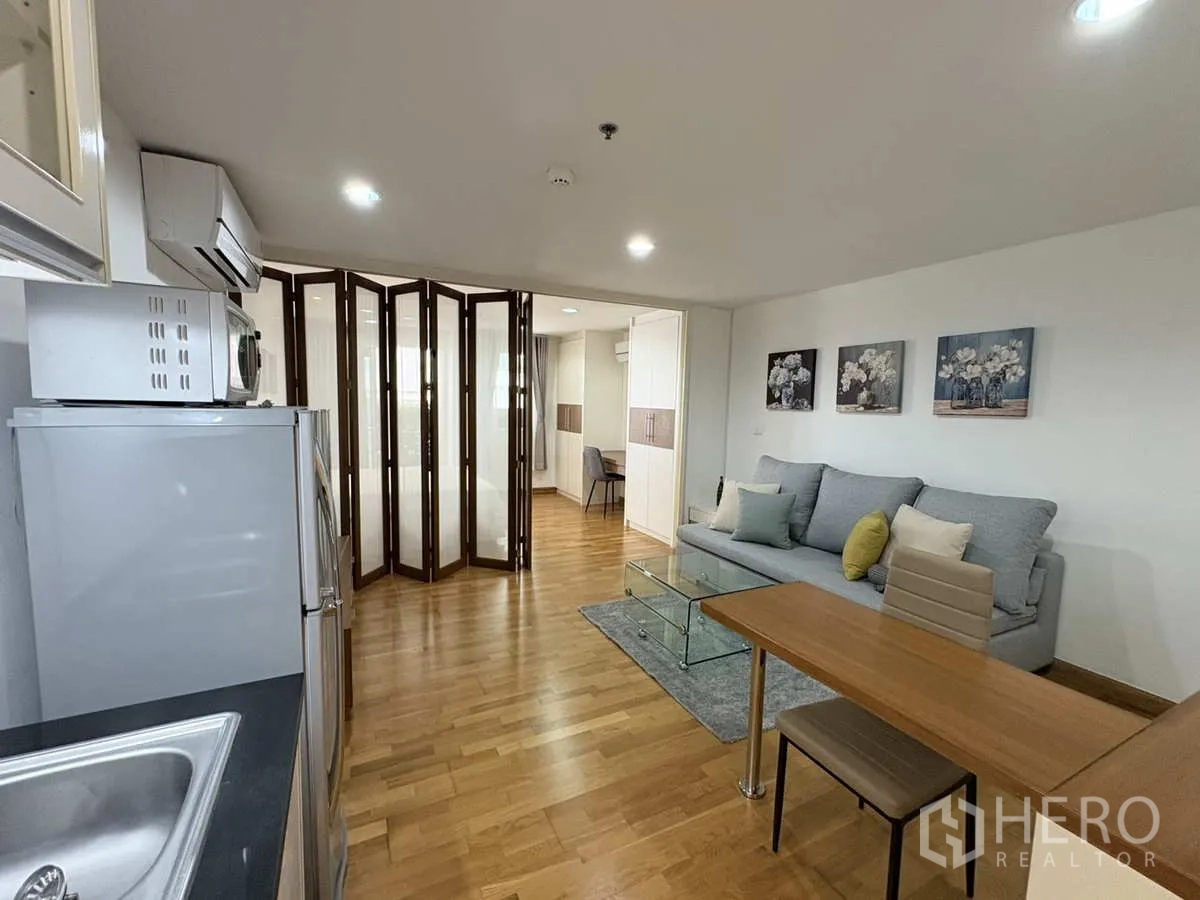 公寓 出租在Khlong Toei, Bangkok - 从厨房望向起居区，折叠玻璃隔断通往卧室。