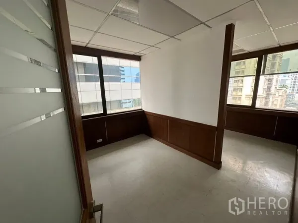 สำนักงาน ให้เช่าในWatthana, Bangkok - ห้องทำงานส่วนตัวขนาดกะทัดรัด มีหน้าต่างและไม้บัว มองเห็นตึกโดยรอบ