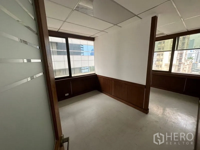 สำนักงาน ให้เช่าในWatthana, Bangkok - ห้องทำงานส่วนตัวขนาดกะทัดรัด มีหน้าต่างและไม้บัว มองเห็นตึกโดยรอบ