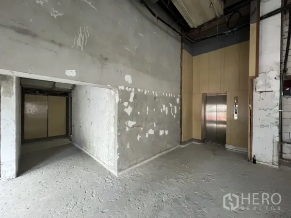 พื้นที่ขายปลีก ให้เช่า - โถงลิฟต์และผนังหลังร้านภายในยูนิตที่พร้อมตกแต่ง