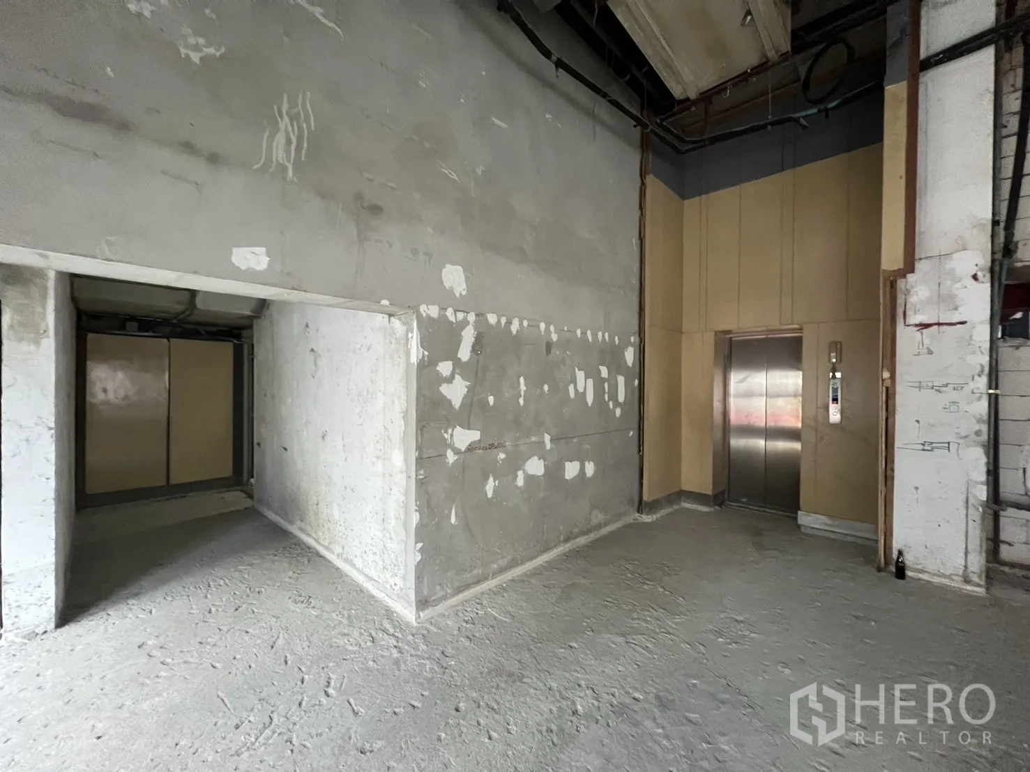 พื้นที่ขายปลีก ให้เช่า - โถงลิฟต์และผนังหลังร้านภายในยูนิตที่พร้อมตกแต่ง