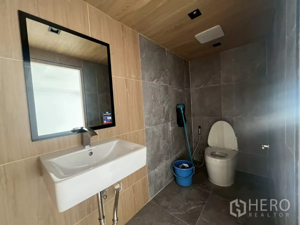 零售空间 出租在Pathum Wan, Bangkok - 现代化卫生间，瓷砖墙面、镜子、洗手盆与坐便器