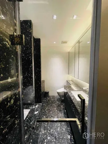 คอนโด ให้เช่าในKhlong Toei, Bangkok - ห้องน้ำหินอ่อนสีดำหรูหราพร้อมเคาน์เตอร์ยาวและห้องอาบน้ำกระจก
