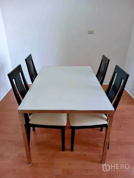 คอนโด ให้เช่าในKhlong Toei, Bangkok - ชุดโต๊ะอาหาร 4 ที่นั่งบนพื้นไม้ลามิเนต