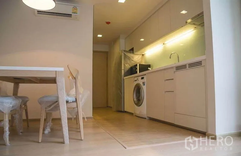 คอนโด ให้เช่าในWatthana, Bangkok - ครัวเปิดพร้อมเครื่องซักผ้า ไมโครเวฟ และตู้เก็บของต่อเนื่องข้างโซนทานข้าว