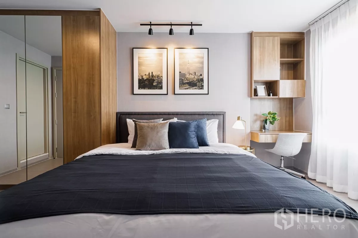 คอนโด ให้เช่าในChatuchak, Bangkok - ห้องนอนหลักพร้อมตู้เสื้อผ้าบิวท์อิน มุมทำงาน และแสงไฟอบอุ่น