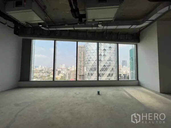 สำนักงาน ให้เช่าในPhaya Thai, Bangkok - ห้องสว่างด้วยผนังกระจกเต็มผืน มองเห็นตึกเมืองสมัยใหม่แบบพาโนรามา