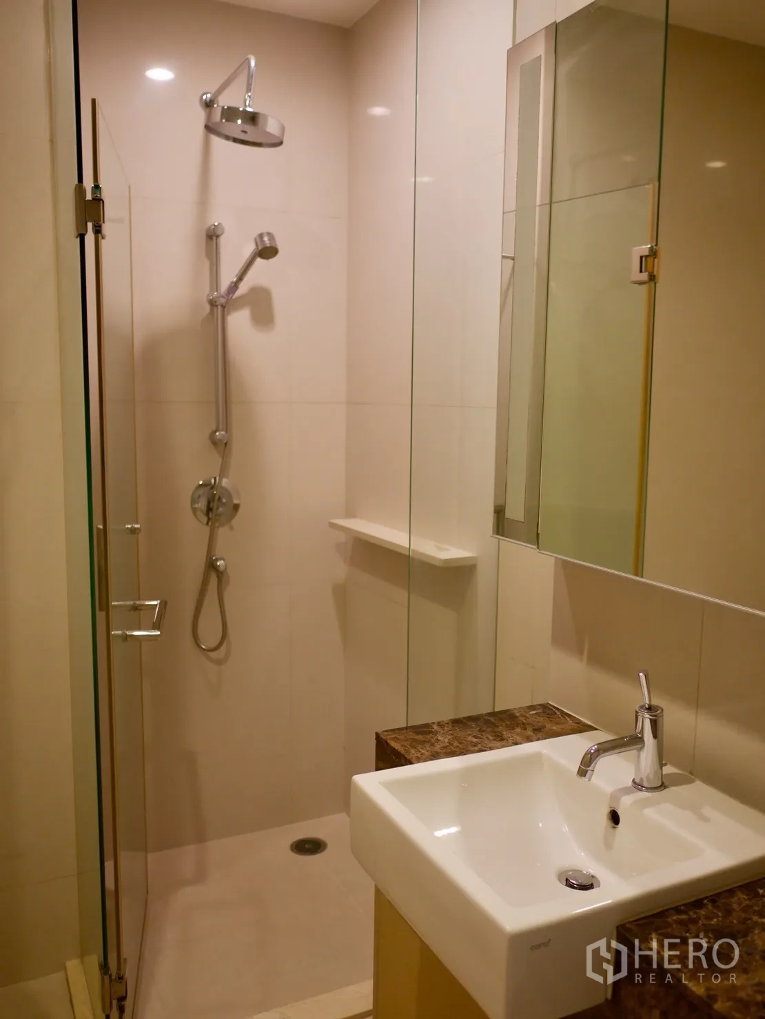 คอนโด ให้เช่าในWatthana, Bangkok - ห้องอาบน้ำกระจก พร้อมเรนชาวเวอร์และอ่างล้างหน้าทรงสี่เหลี่ยม