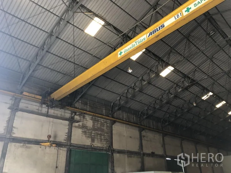 货栈 出租在Mueang Pathum Thani, Pathum Thani - 室内顶部细节，配有桥式行车横梁。