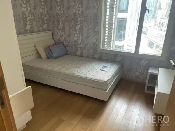 คอนโด ให้เช่าในWatthana, Bangkok - ห้องนอนเล็กเตียงเดี่ยว พื้นไม้ พร้อมหน้าต่างมองวิวเมือง