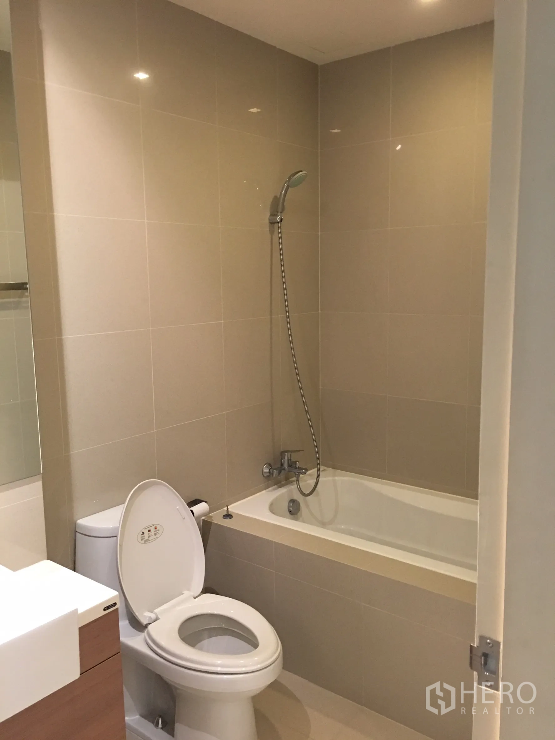 คอนโด ให้เช่าในPhaya Thai, Bangkok - ห้องน้ำโมเดิร์นกรุผนังสีเบจ มีอ่างอาบน้ำ ฝักบัว โถสุขภัณฑ์ และอ่างล้างหน้า