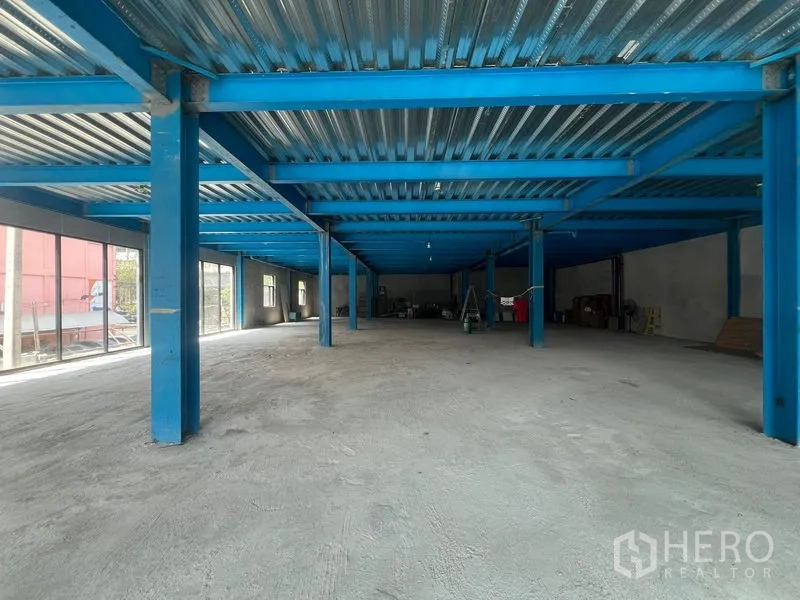 零售空间 出租在Huai Khwang, Bangkok - 宽敞通透的开放式零售楼层，蓝色钢梁、混凝土地面与落地窗，待装修。