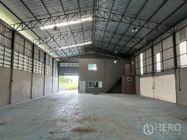 货栈 出租在Pathum Thani - 室内高挑钢桁架屋顶，带夹层办公室和楼梯的宽敞仓库
