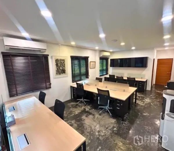 零售空间 出租在Yan Nawa, Bangkok - 开放式办公室，多组工位、空调与壁柜。