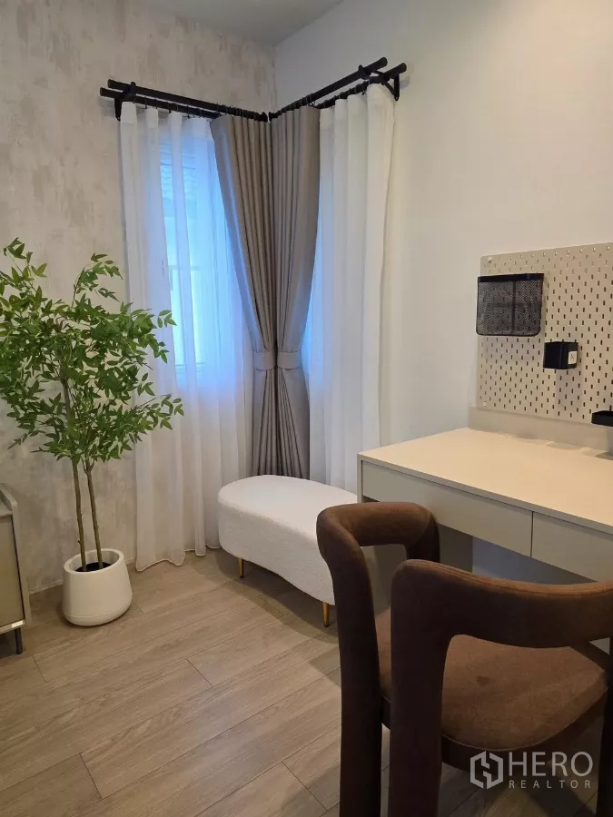 Detached House for rent in Bang Phli, Samut Prakan - Corner work space with desk, ottoman and window seat.