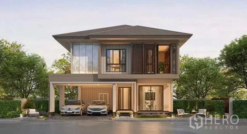 独立式住宅 出售在Bang Kapi, Bangkok - 现代两层独栋别墅外观，双车位与前院景观，位于 Bang Kapi。