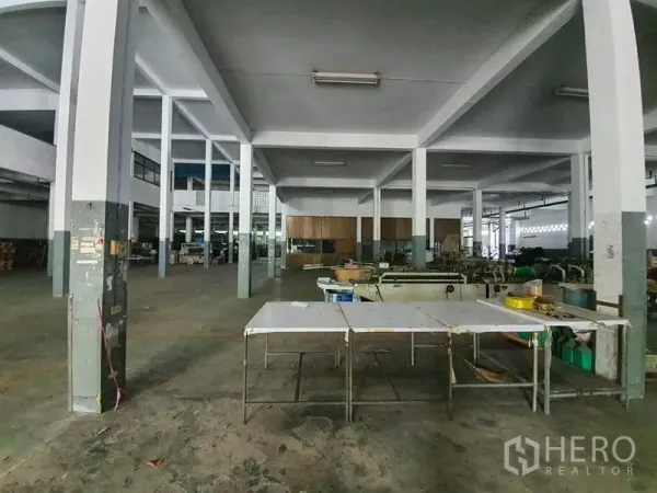 工厂 出售在Bang Khun Thian, Bangkok - 开阔的制造大厅，粗壮立柱与工作台，混凝土地面
