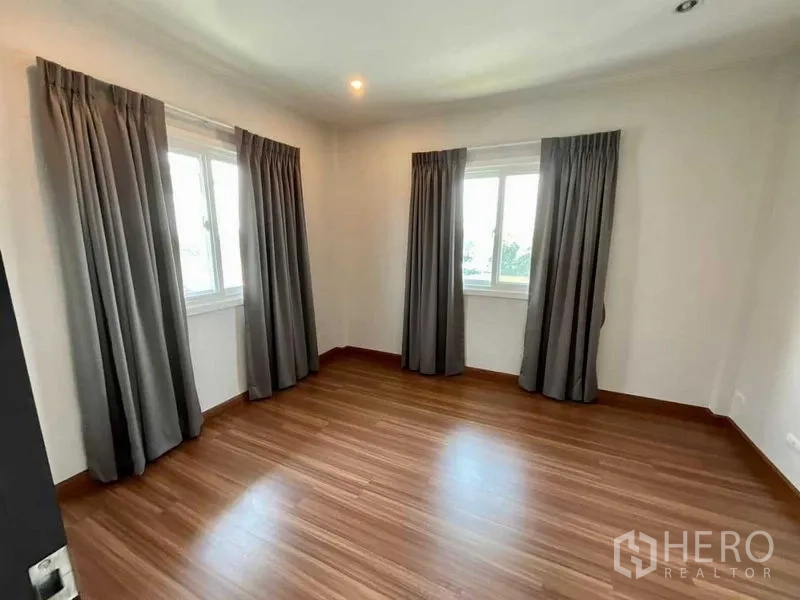 บ้าน ขายในBang Sao Thong, Samut Prakan - ห้องนอนโล่ง พื้นลามิเนตไม้ หน้าต่างสองด้าน และผ้าม่านทึบ