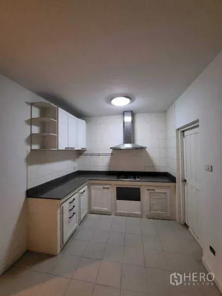 บ้าน ขาย - ครัวรูปตัวแอล ตู้สีขาว เคาน์เตอร์สีดำ พร้อมเครื่องดูดควัน