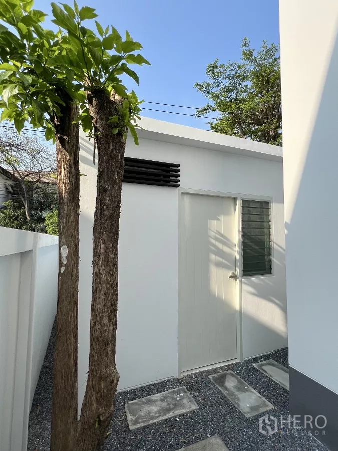 บ้าน ให้เช่าหรือขายในSaphan Sung, Bangkok - ห้องเก็บของขนาดกะทัดรัดประตูสีขาวข้างต้นไม้