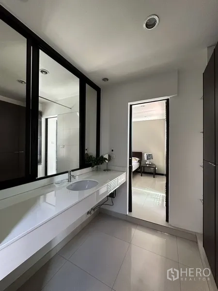 公寓 出租在Khlong Toei, Bangkok - 套内更衣/盥洗区，长台面、整墙镜子与收纳柜。