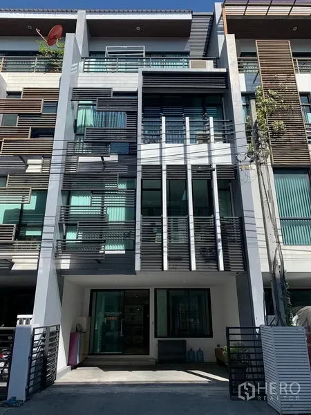 สำนักงาน ขายในSaphan Sung, Bangkok - ด้านหน้าทาวน์โฮมสไตล์โมเดิร์น หลายชั้น มีระเบียงและประตูรั้ว