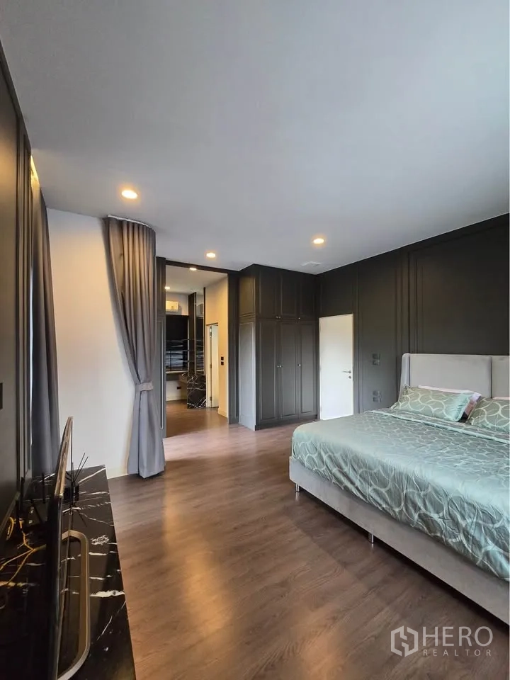 บ้านเดี่ยว for rent in Bang Kapi, Bangkok - ห้องนอนใหญ่กว้างเตียงขนาดใหญ่และตู้เสื้อผ้าเชื่อมโซนแต่งตัว