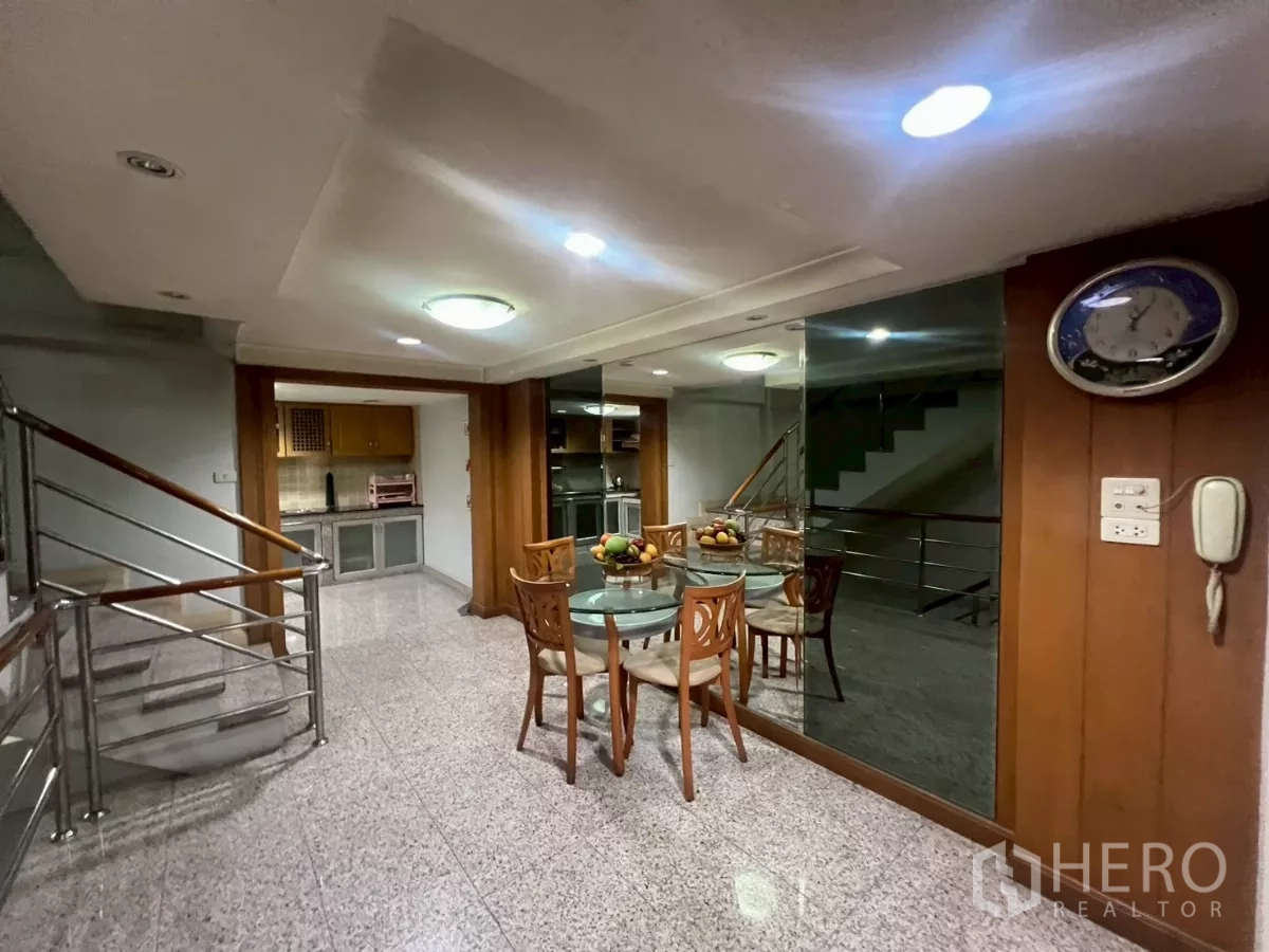 店屋 出租在Bang Rak, Bangkok - 楼层平台，不锈钢楼梯、镜面墙及带茶水间的小餐区。