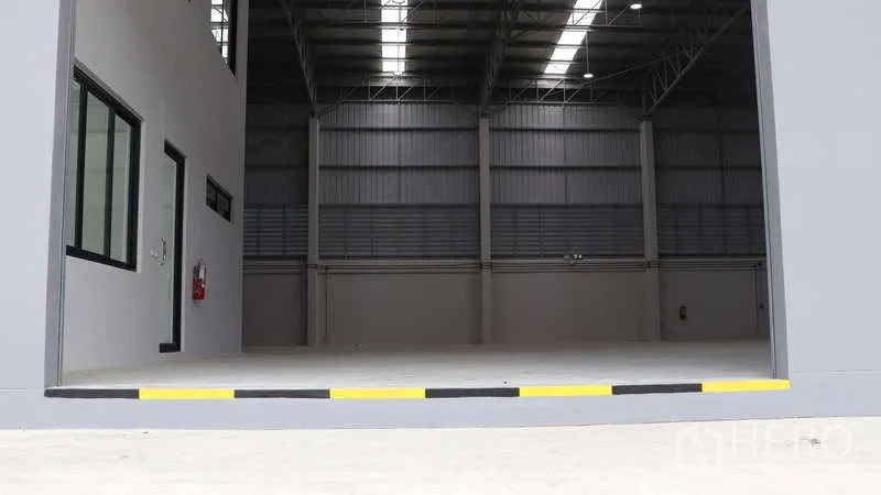 Warehouse for rent in Sam Phran, Nakhon Pathom - Spacious warehouse bay with high ridge roof and internal utility room.