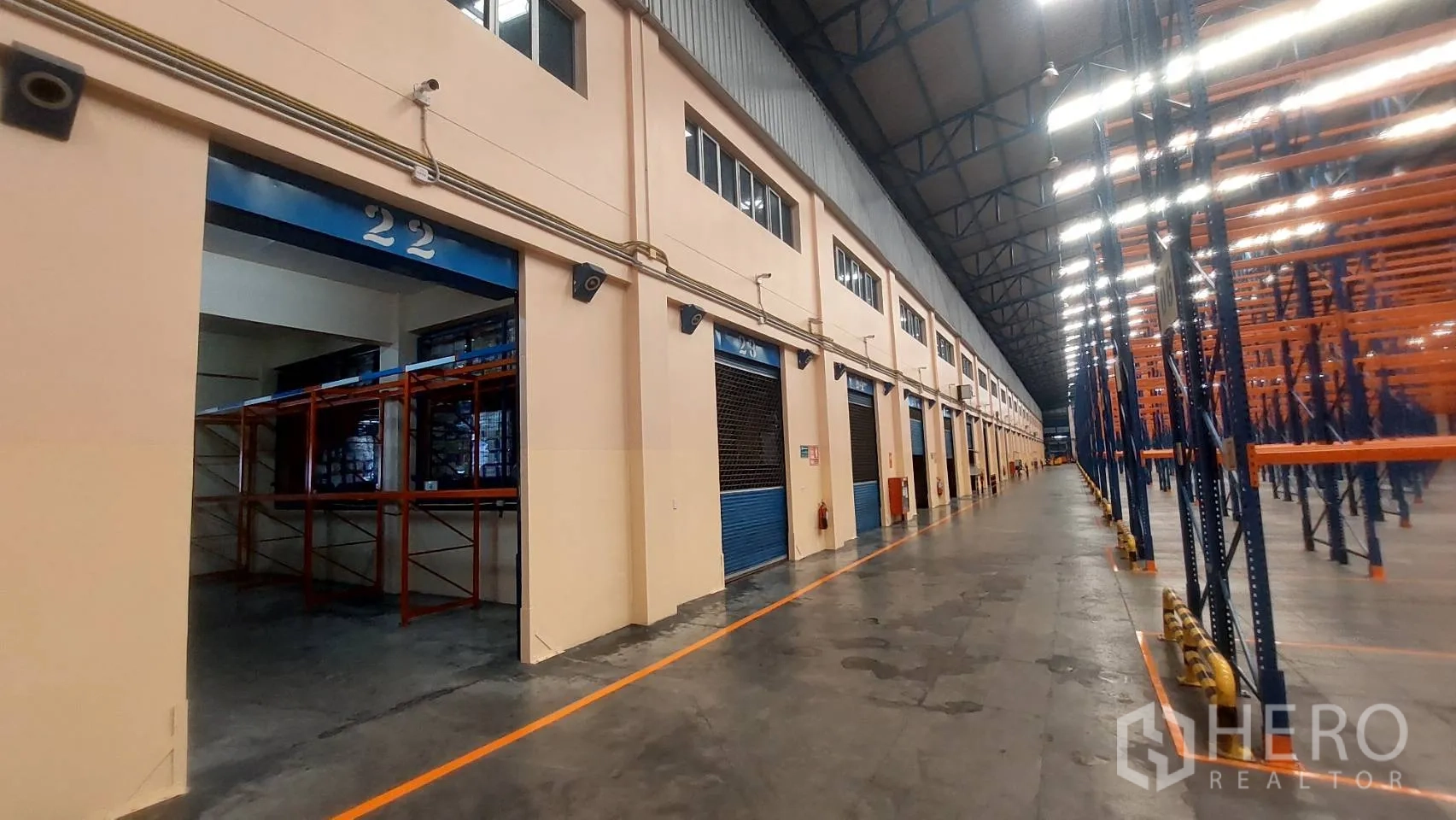 货栈 出租在Mueang Pathum Thani, Pathum Thani - 编号 22 的装卸口，卷帘门与货架，仓库层高高。