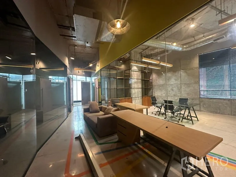 สำนักงาน ให้เช่า - พื้นที่ทำงานแบบเปิด ผนังกระจก โซฟานั่งเล่น และฝ้าเพดานลอฟท์