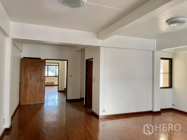 สำนักงานที่บ้าน ให้เช่าในKhlong Toei, Bangkok - ห้องโล่งโฮมออฟฟิศ พื้นไม้ ผนังสีขาว มีประตูหลายทาง