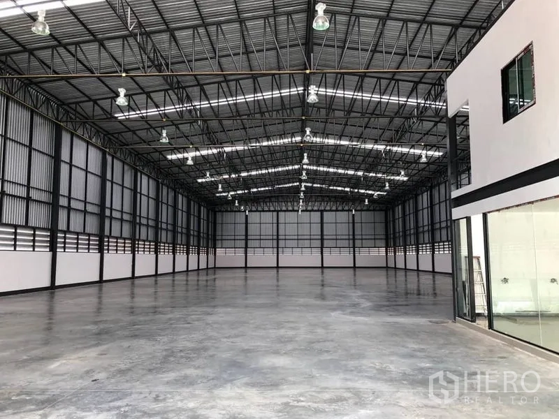 คลังสินค้า ให้เช่าในBang Phli, Samut Prakan - มุมลึกของพื้นที่เก็บสินค้า พื้นคอนกรีตเรียบและผนังกระจกสำนักงาน