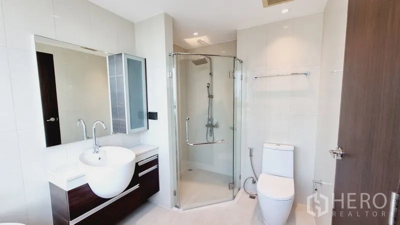 คอนโด ขายในWatthana, Bangkok - ห้องน้ำสว่างโปร่งพร้อมตู้กระจกอาบน้ำ เคาน์เตอร์อ่างล้างหน้า และโถสุขภัณฑ์