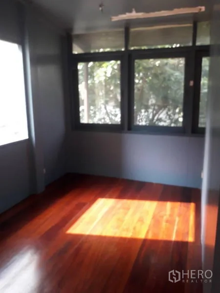 บ้าน ให้เช่าในWatthana, Bangkok - ห้องนอนหน้าต่างบานใหญ่ พื้นไม้ขัดเงา