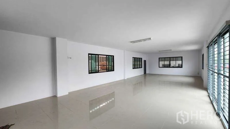 货栈 出租在Ban Phaeo, Samut Sakhon - 开放式办公室，落地窗采光充足，地面抛光整洁。