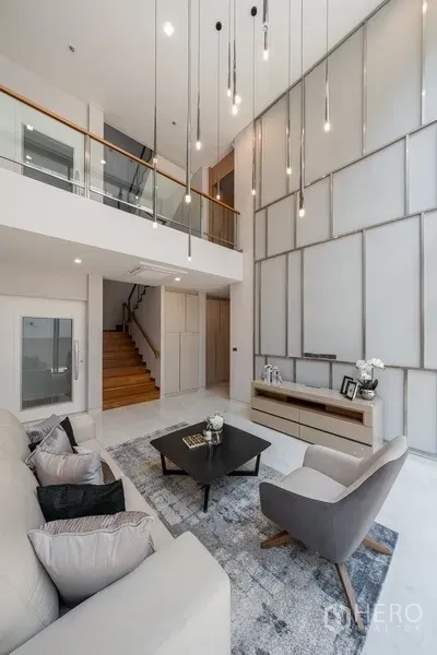 บ้าน ให้เช่าหรือขายในYan Nawa, Bangkok - มุมนั่งเล่นลอฟต์ ผนังไฮไลต์ โคมไฟแขวน และชั้นลอยราวกระจก