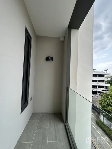 โฮมออฟฟิศ for rent or sale in Suan Luang, Bangkok - ระเบียงแคบมีราวกระจก มองเห็นต้นไม้และอาคาร