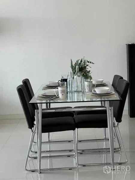 คอนโด ขายในWatthana, Bangkok - โต๊ะทานอาหารกระจกสำหรับสี่ที่นั่งพร้อมเก้าอี้สีดำและชุดจานชาม