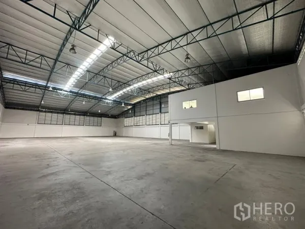 工厂 出租在Si Racha, Chon Buri - 明亮的仓库内部，保温屋面、通风百叶和夹层办公室。
