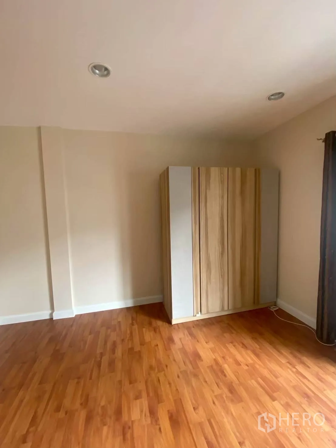 Townhouse for rent in Bang Kapi, Bangkok - Empty room with freestanding wardrobe and wood flooring.