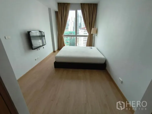 คอนโด ให้เช่าในKhlong Toei, Bangkok - ห้องนอนหลัก หน้าต่างวิวเมือง เตียงคู่ ทีวีติดผนัง และผ้าม่านสีเบจ