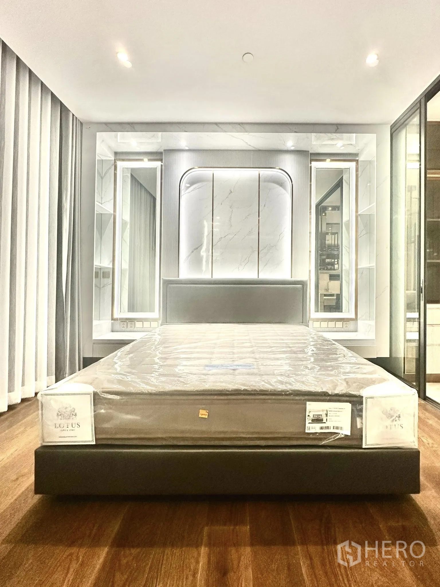 คอนโด for rent in Sathon, Bangkok - เตียงนอนวางกลางห้องชิดผนังตกแต่งลายหินอ่อนและกระจกข้างเตียง