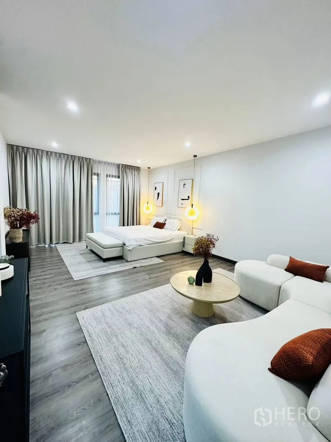 ทาวน์เฮาส์ for rent in Suan Luang, Bangkok - มุมมองกว้างของห้องมาสเตอร์แสดงโซฟาชุด โต๊ะกลาง และพรมนุ่ม