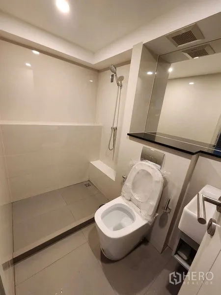 คอนโด ขายในSathon, Bangkok - ห้องน้ำสมัยใหม่พร้อมโซนอาบน้ำแบบวอล์กอิน โถสุขภัณฑ์ และกระจกบานใหญ่