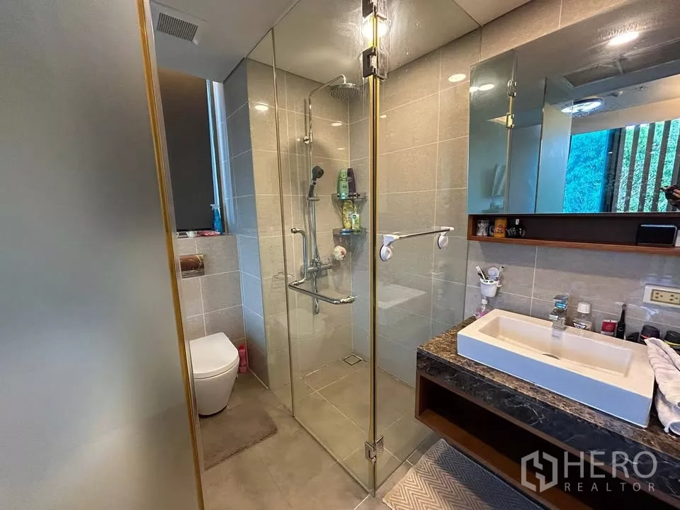 คอนโด ให้เช่าในWatthana, Bangkok - เคาน์เตอร์อ่างล้างมือหินอ่อน พร้อมตู้ชาวเวอร์กระจก