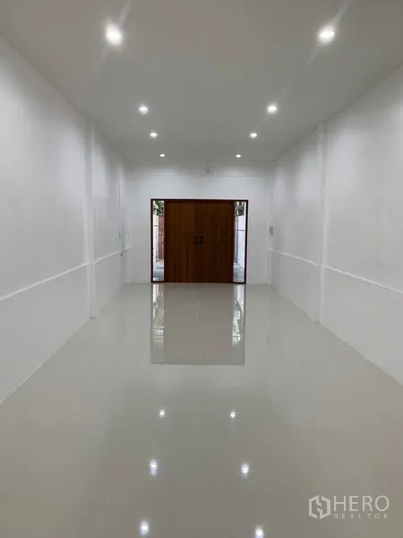 ทาวน์เฮาส์ ขายในYan Nawa, Bangkok - ด้านหน้าทาวน์เฮ้าส์สามชั้นพร้อมรั้วไม้ขนาดใหญ่ในยานนาวา