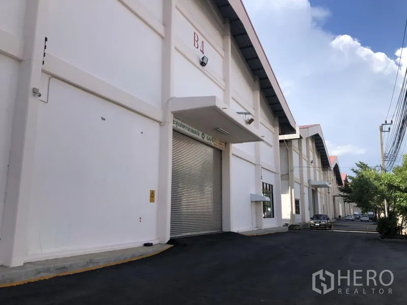 货栈 出租 - B4号仓库一排，配大卷闸门与雨棚，沥青车道贯通园区。